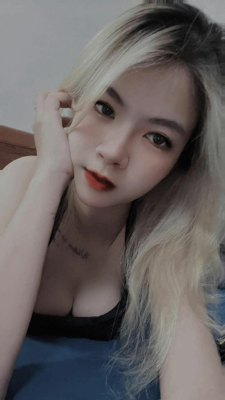 Sau một lần được chị gái dạy hôn, cậu em trai làm liều và muốn đụ chị ấy mỗi ngày